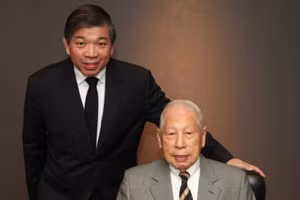 Ở tuổi 100, tỷ phú già nhất thế giới vẫn đến văn phòng làm việc mỗi ngày