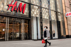 H&M đứng trước làn sóng tẩy chay vì "thay đổi bản đồ online"