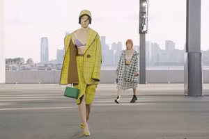 Coach Xuân Hè 2022 tiếp tục xoáy vào phong cách retro quen thuộc