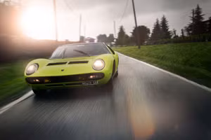 Lamborghini Miura mẫu xe đầu tiên được trang bị động cơ V12 đặt giữa