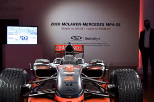 Chiếc xe đua vô địch F1 của Lewis Hamilton được bán đấu giá tại British Grand Prix