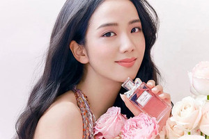 Cận cảnh quà tặng giá trị mà Dior gửi tặng nàng thơ Jisoo