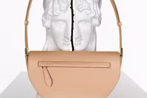 Burberry chính thức ra mắt chiến dịch quảng cáo cho mẫu túi Olympia