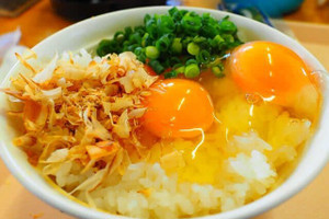 Điều gì đã khiến Tamago Kake Gohan - Cơm trộn trứng sống của Nhật trở nên cực kỳ nổi tiếng?