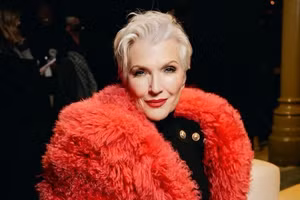 Mẹ tỷ phú Elon Musk biến hóa phong cách ở tuần lễ thời trang