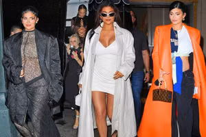 Thời trang mẹ bầu của Kylie Jenner khiến công chúng điên đảo