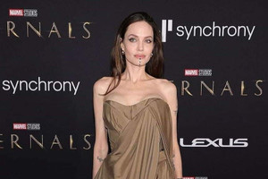 Angelina Jolie xuất hiện như một nữ thần tại buổi công chiếu "Chủng tộc bất tử" (Eternals)