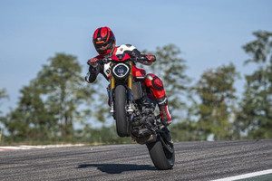 Ducati Monster SP phiên bản thể thao hơn, mạnh hơn của Monster