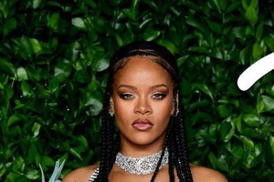 Ca sĩ Rihanna trở thành tỷ phú USD