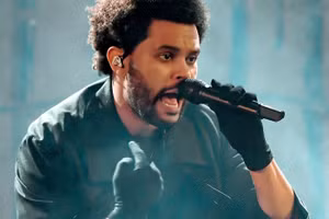 Mất giọng ngay giữa buổi trình diễn, The Weeknd đột ngột kết thúc concert