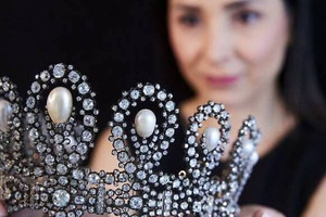 Vương miện hoàng gia Ý được bán đấu giá 1,6 triệu USD