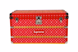 Một chiếc rương Supreme x Louis Vuitton được bán với giá 2,2 tỷ đồng