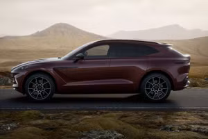 Chiếc Aston Martin DBX thứ hai về Việt Nam với màu sơn nổi bật