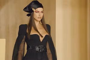 Versace Thu Đông 2021 - Họa tiết La Greca đầy mê