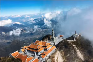 Những đỉnh núi linh thiêng nhất Việt Nam thu hút khách thập phương