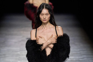 Ann Demeulemeester Thu Đông 2023 người mẫu dùng tay che ngực catwalk