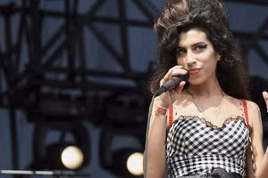Bán đấu giá trang phục của cố nghệ sỹ Amy Winehouse