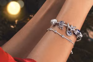 “To the moon and back”- tinh tú giữa bầu trời đêm cùng Pandora