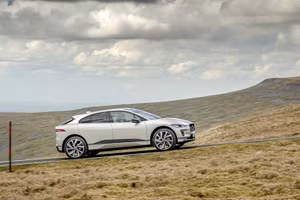 SUV Jaguar I-PACE vượt thử thách Everesting chỉ với 1 lần sạc
