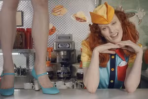 Resort 2022- Moschino: BST thời trang trình làng như MV ca nhạc