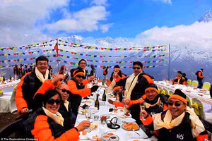 15 phút ăn sáng trên đỉnh Everest với giá 5000 USD/người