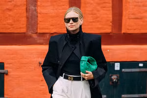 Kaki trở thành cảm hứng thời trang kinh điển của làng mốt