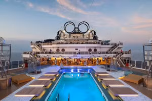 Ngắm nhìn nội thất nguy nga bên trong tàu du lịch khổng lồ