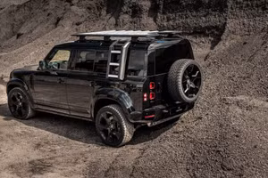 Valiance Tuxedo Black: Bộ Tuxedo cực ngầu cho "quý ông" Land Rover Defender