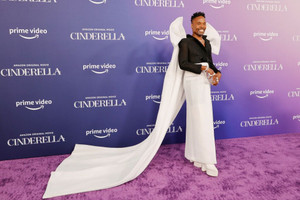 Billy Porter diện đầm đính nơ, nổi bật trên thảm đỏ ra mắt Cinderella