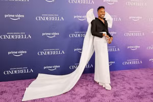 Billy Porter diện đầm đính nơ, nổi bật trên thảm đỏ ra mắt Cinderella