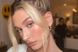 Hailey Bieber chia sẻ bí quyết để “toả sáng” mỗi ngày