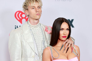 Machine Gun Kelly và Megan Fox chính thức đính hôn