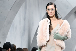 Fendi | Fall Winter 2022/2023: Tái hiện di sản thời trang Fendi