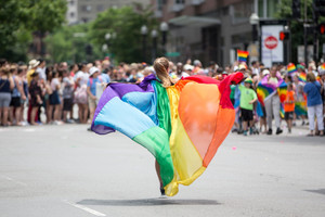 Nhiều thương hiệu lớn đồng loạt ra mắt các BST ủng hộ Pride Month - P1