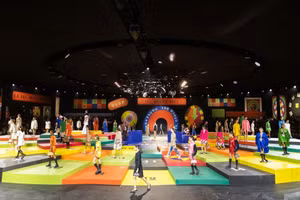 Dior Xuân Hè 2022 - Một bàn board game đầy màu sắc của những năm 1960s