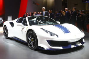 Sức mạnh cực khủng của siêu xe mui trần Ferrari 488 Pista Spider