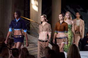 Chân váy "siêu ngắn" của Miu Miu đang làm mưa làm gió cho mùa mốt này