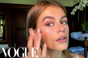 Kaia Gerber chia sẻ bí quyết chăm sóc da hàng ngày chuẩn siêu mẫu