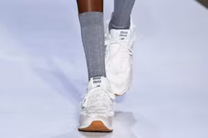 Miu Miu x New Balance 574: Cú bắt tay "Hồi sinh đôi giày huyền thoại"