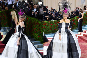 Sarah Jessica Parker tại thảm đỏ Met Gala diện đúng dresscode chuẩn Mỹ