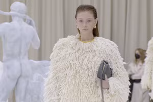 BST Thu Đông 2022 - Jil Sander: Sân khấu cho người phụ nữ trưởng thành