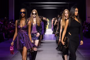 Versace Xuân Hè 2023 lan tỏa sự quyến rũ qua sắc màu đen và tím