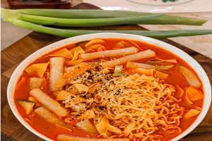 Tokbokki “kiểu Việt Nam” tiếp tục gây sơn sốt tại xứ sở kim chi