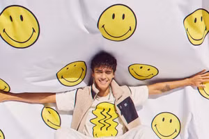 Smiley và H&M cùng nhau ra mắt bộ sưu tập lấy cảm hứng từ thập niên 90