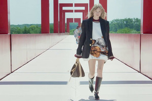 Louis Vuitton- Cruise 2022: Đắm chìm vào vũ trụ và thiên hà bao la