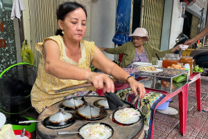 Quán bánh xèo mực 70 năm ở Nha Trang