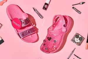 Crocs x Benefit Cosmetics “cháy hàng” trong ngày ra mắt