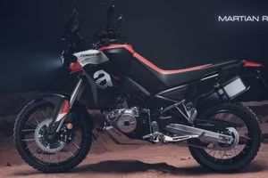 Aprilia Tuareg 660 2022 có giá 418 triệu đồng ngang một chiếc xe hơi