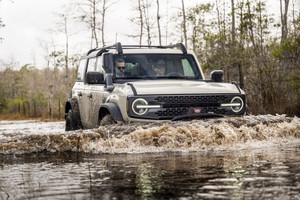 Ford Bronco Everglades 2022 ra mắt với khả năng off-road ở cả đường ngập lụt