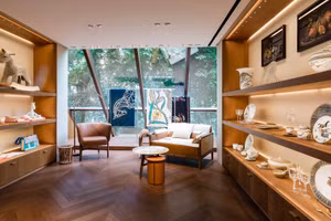 Trải nghiệm lối sống “Ăn Hermès, ngủ Versace, ngồi Fendi, bày trí Saint Laurent''